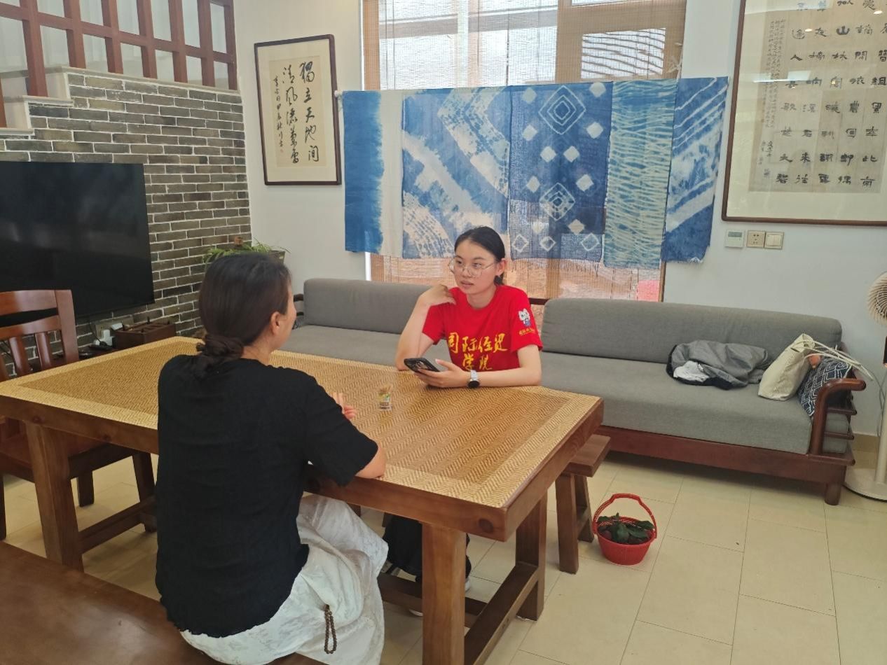 桌子前的人 AI 生成的内容可能不正确。