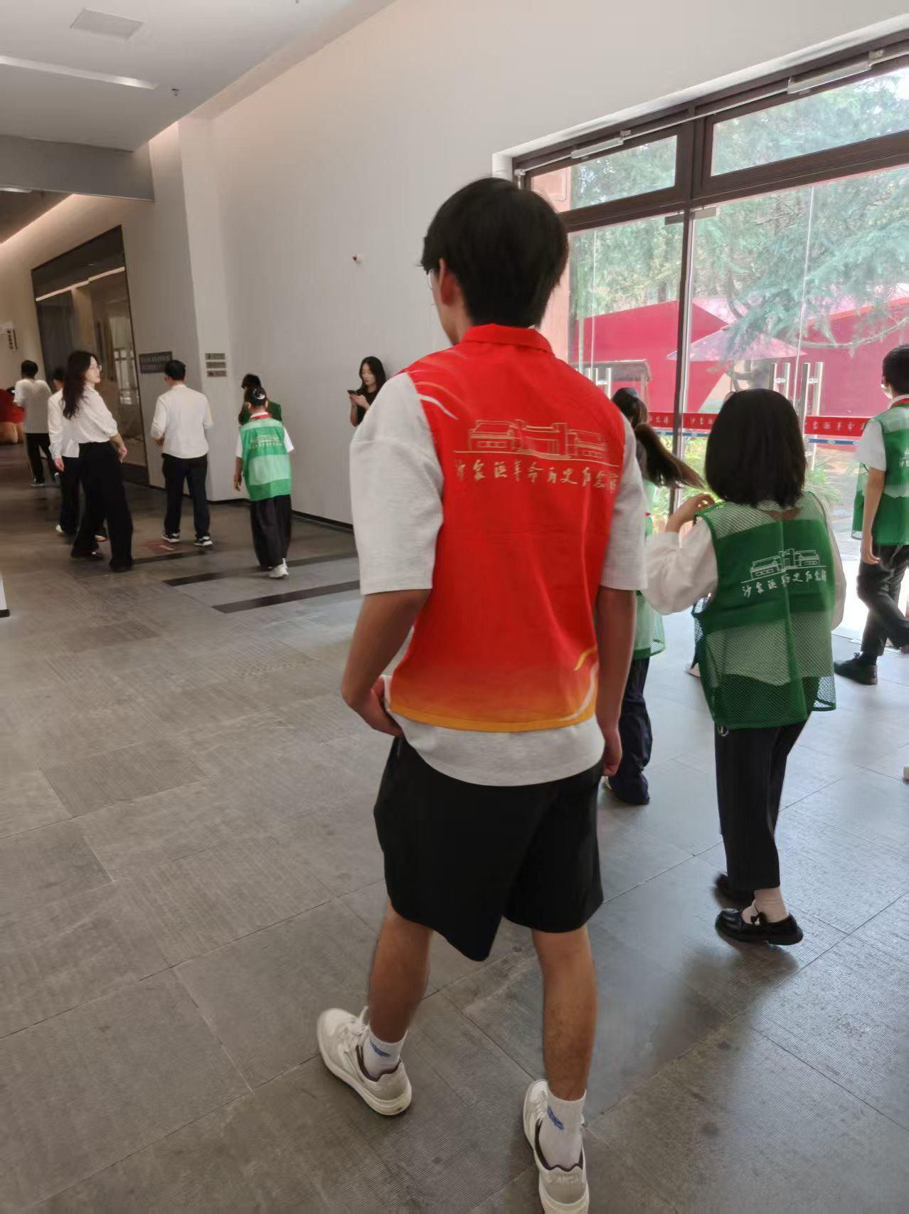 图片包含 地板, 人, 室内, 站 AI 生成的内容可能不正确。
