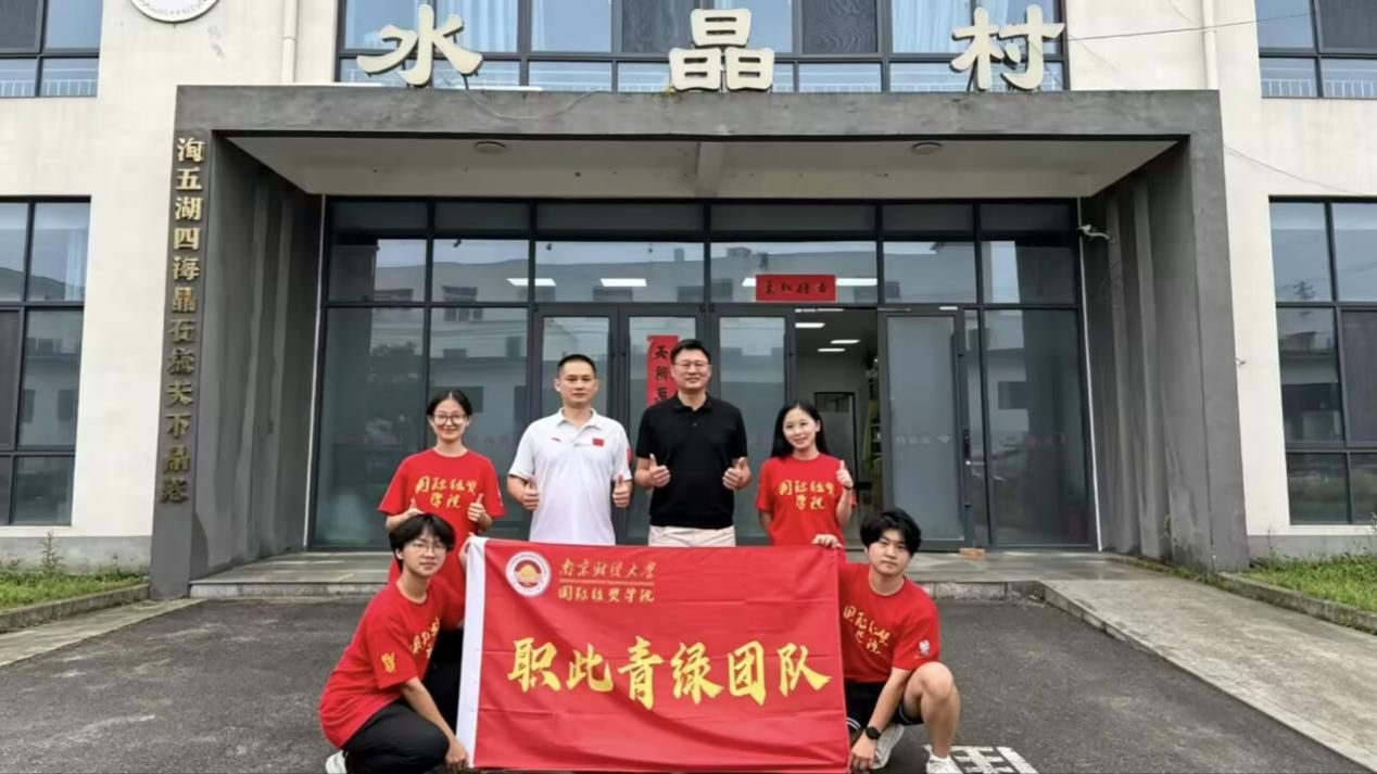 路上的行人 AI 生成的内容可能不正确。