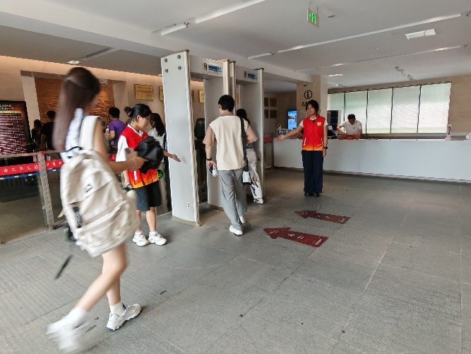 一群小孩站在房间里 AI 生成的内容可能不正确。