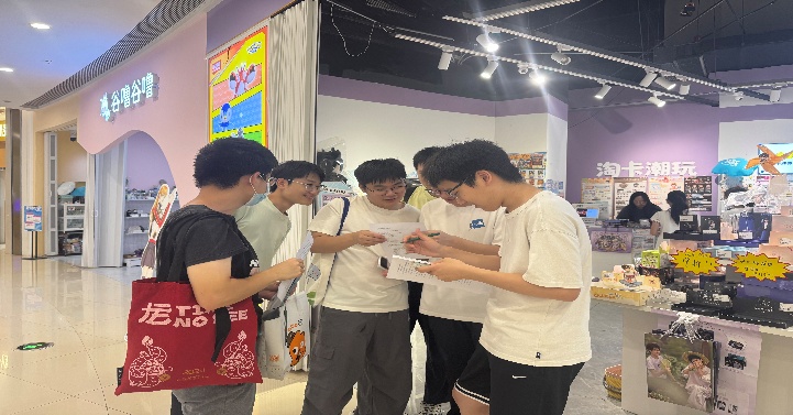 一群人站在厨房里 AI 生成的内容可能不正确。