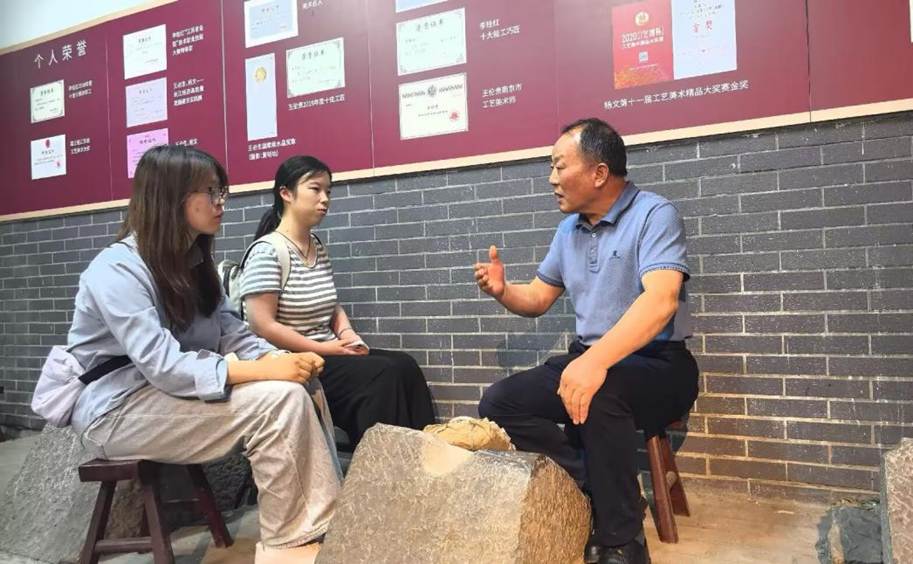 图为讲解员为金箔焕彩青春逐梦团队讲述金箔制作过程 供图 陈逸飞