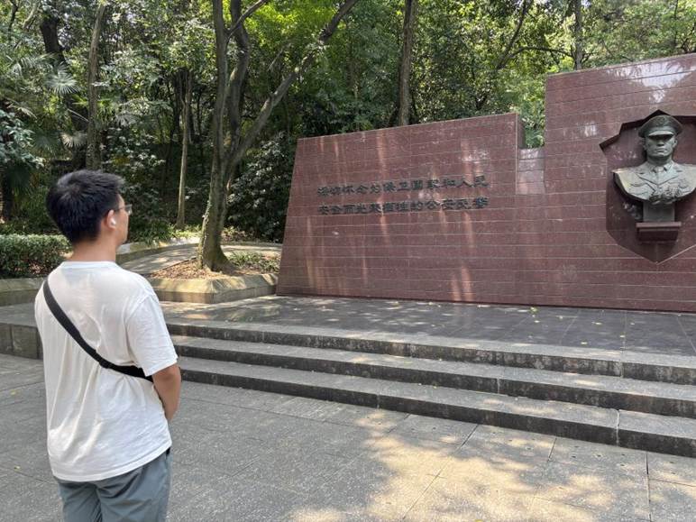 06图为成员参观烈士墓 王子健供图
