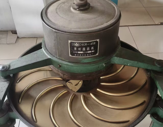 03图为茶叶生产车间的茶叶揉捻机。俞广治 供图