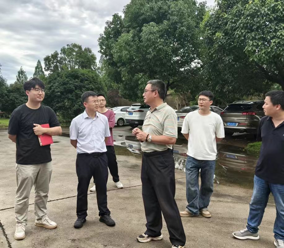 10图为负责人带领团队成员前往仓库。胡诗滢供图