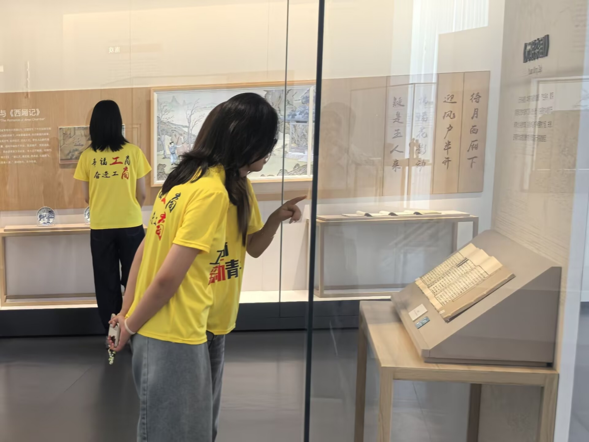 图为队员参观博物馆，近距离了解戏曲文物。 马妍 供图