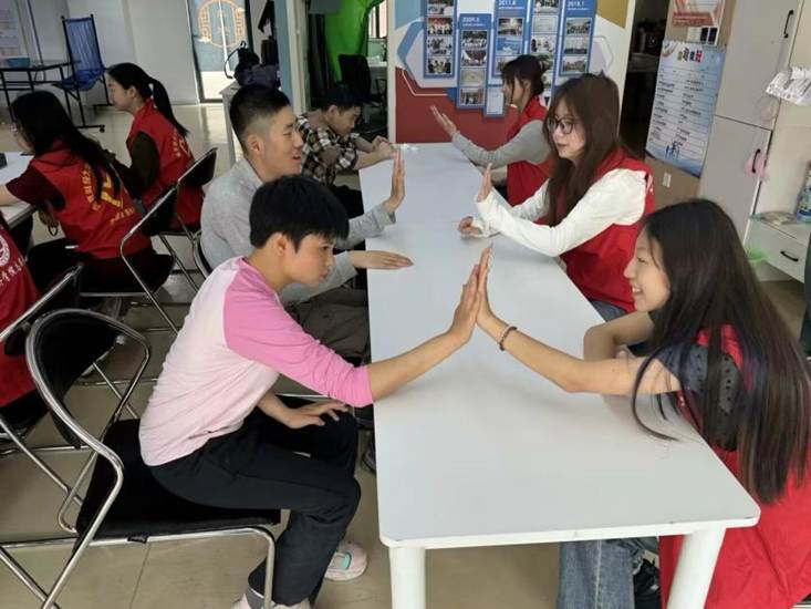 图1 经济学院赴雨花睿泽开展志愿活动
