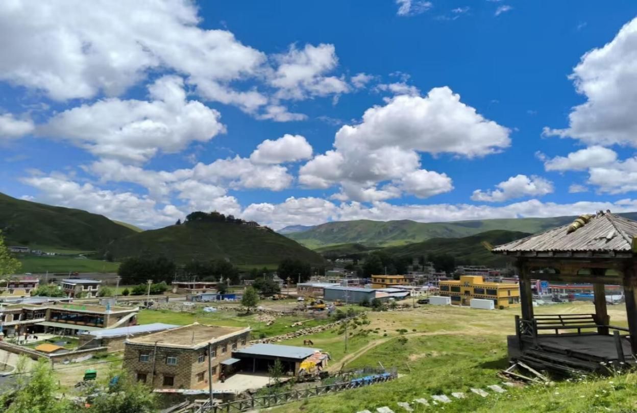 图为该村全景图-德吉琼措供图