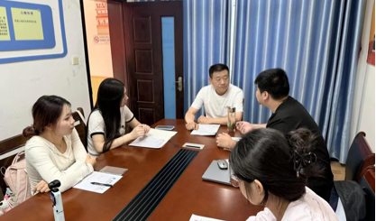 一群人坐在桌子前 AI 生成的内容可能不正确。
