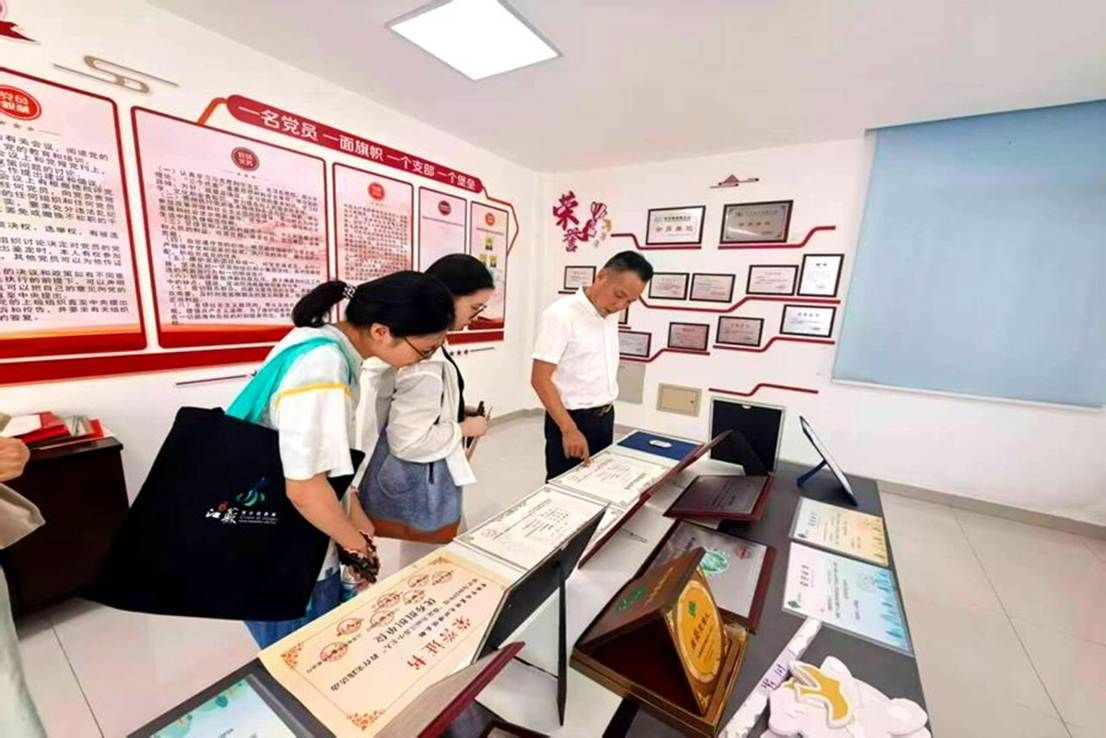 01 图为虞水溯源实践团成员参观尚蓝俱乐部办公点。谭嘉雯 供图
