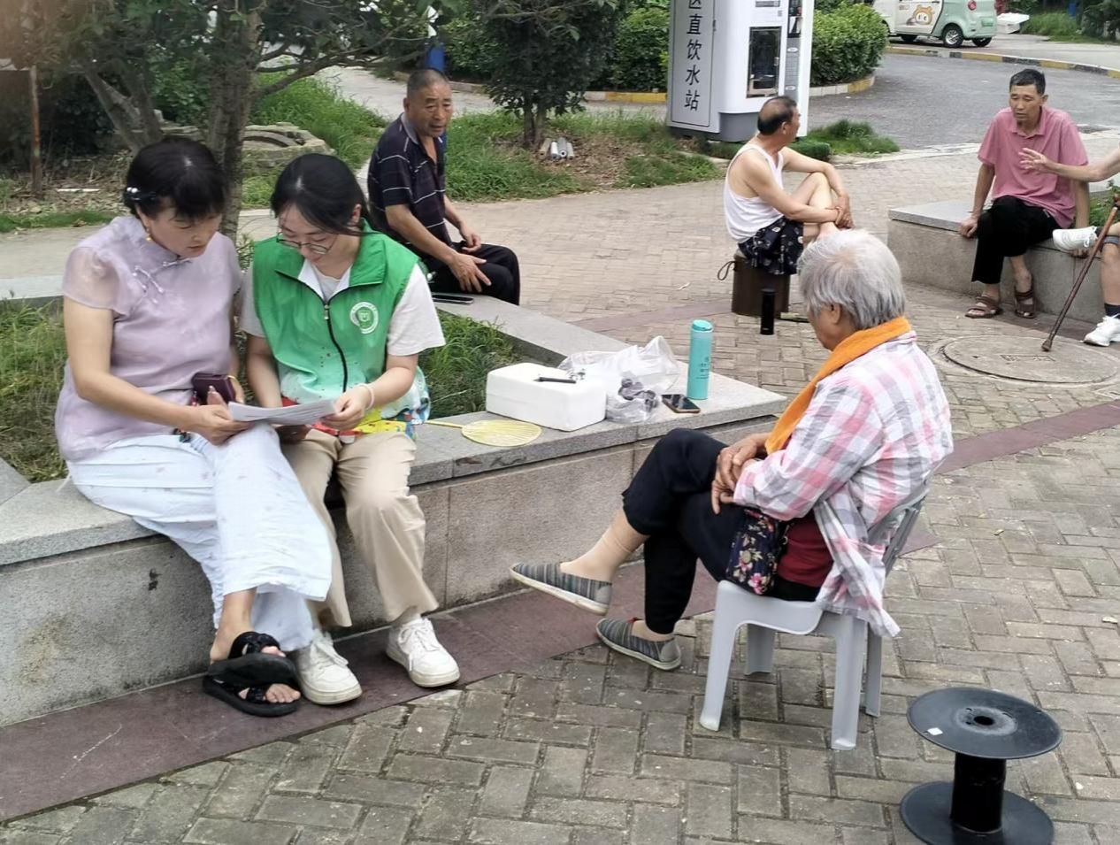 图为实践队员在广场科普讲解 蒯星玥供图.png