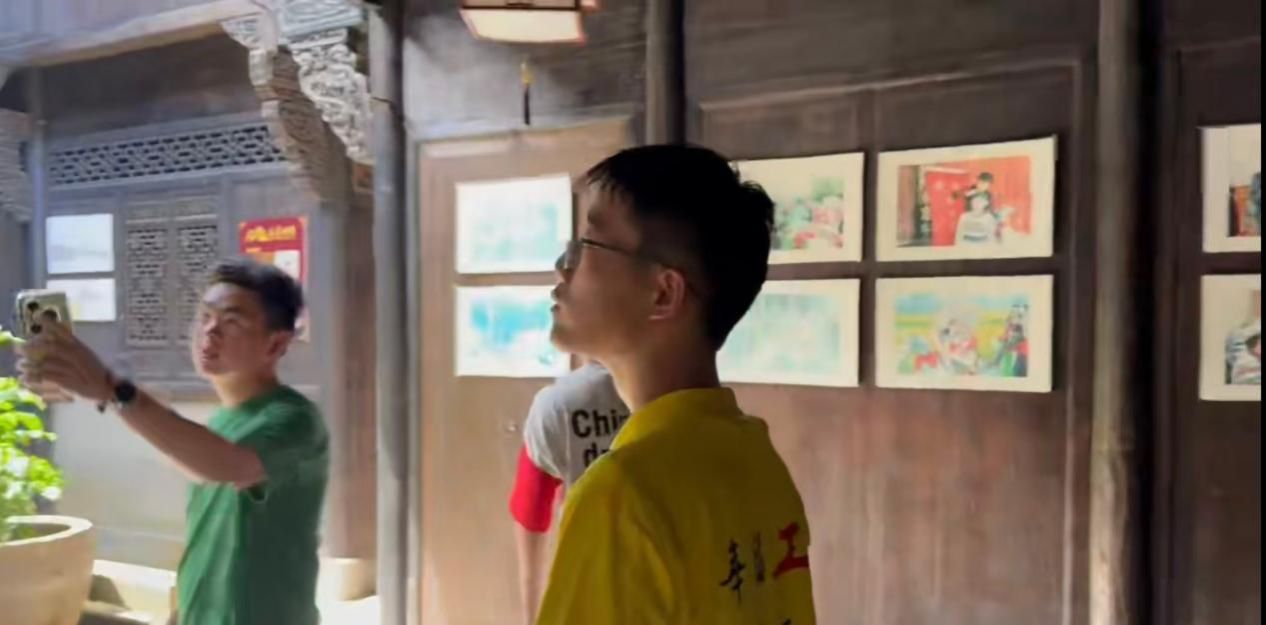 6.图为队长陆雨潇在朝北厅与队员探讨如何将非遗竹马发扬出去 于露露供图
