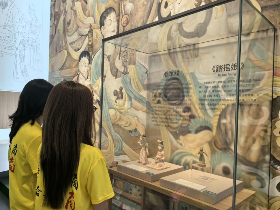 图为队员观摩展品感受昆区底蕴。 马妍 供图
