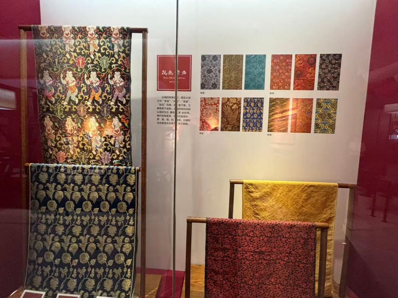 05 图为云锦 “花色繁多” 展区,展示了不同工艺(库金、妆花等)的云锦纹样案例。杭鑫 供图