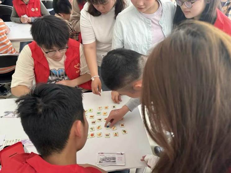 图4 志愿者和学员参与模拟购物游戏