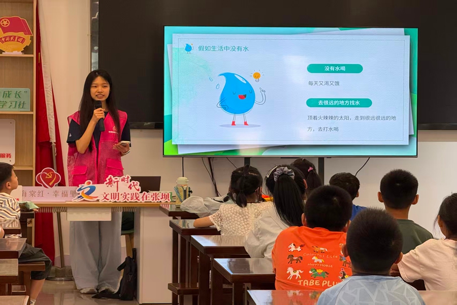 02 图为团队成员与暑托班的孩子们进行互动游戏环节。胡文越 供图