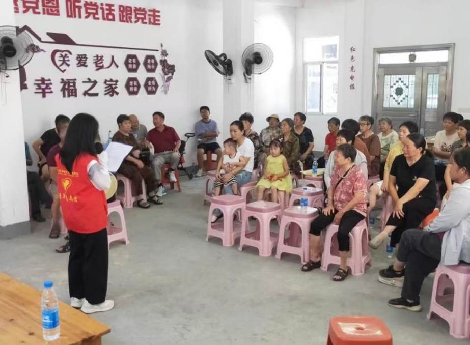 图为实践团在社区进行宣讲。赵书馨 供图