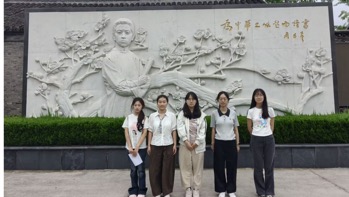 图为团队在旧址合影留恋 周舒妍 供图