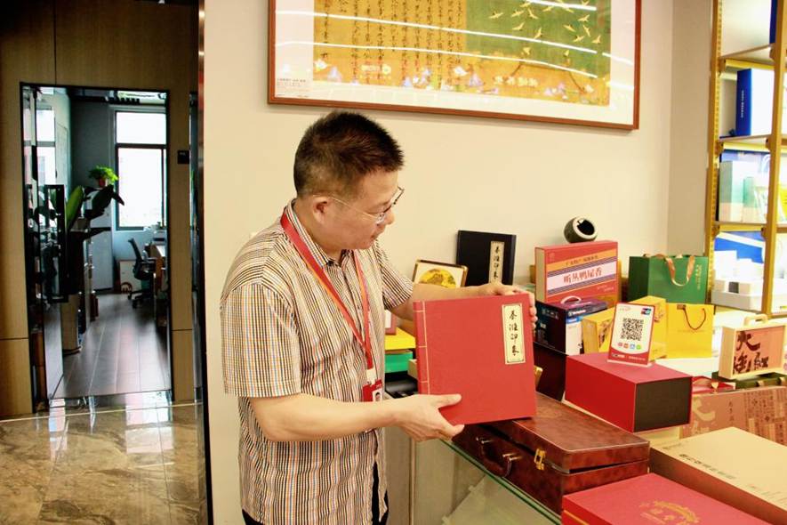 03 图为蒋总在向智印新程队成员介绍企业文化礼品库房的礼品。吴琪炫 供图。