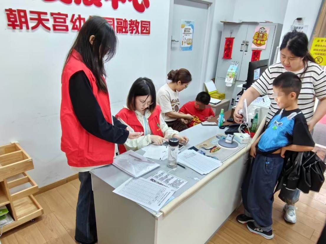 01图为实践队员进行来访登记。 邱思彤供图