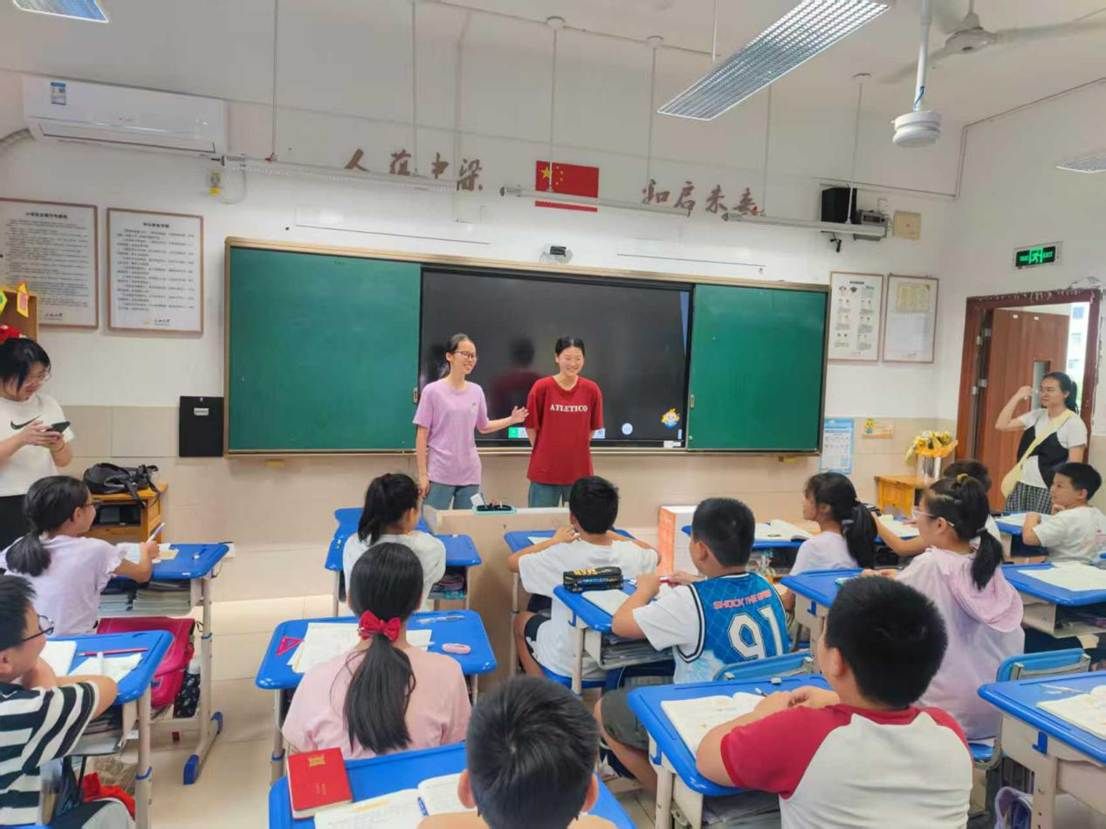 图为团队队员在小学宣讲。钟妮芝 供图