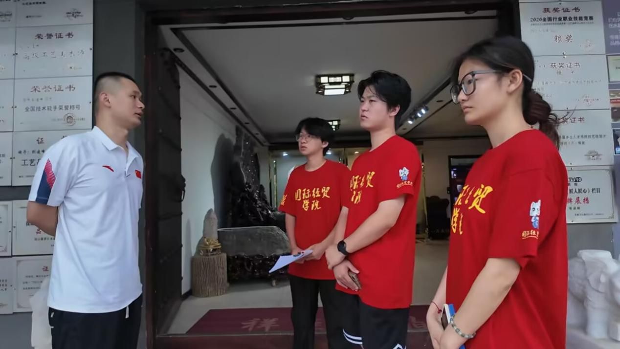 一群人在房间内玩体感游戏 AI 生成的内容可能不正确。