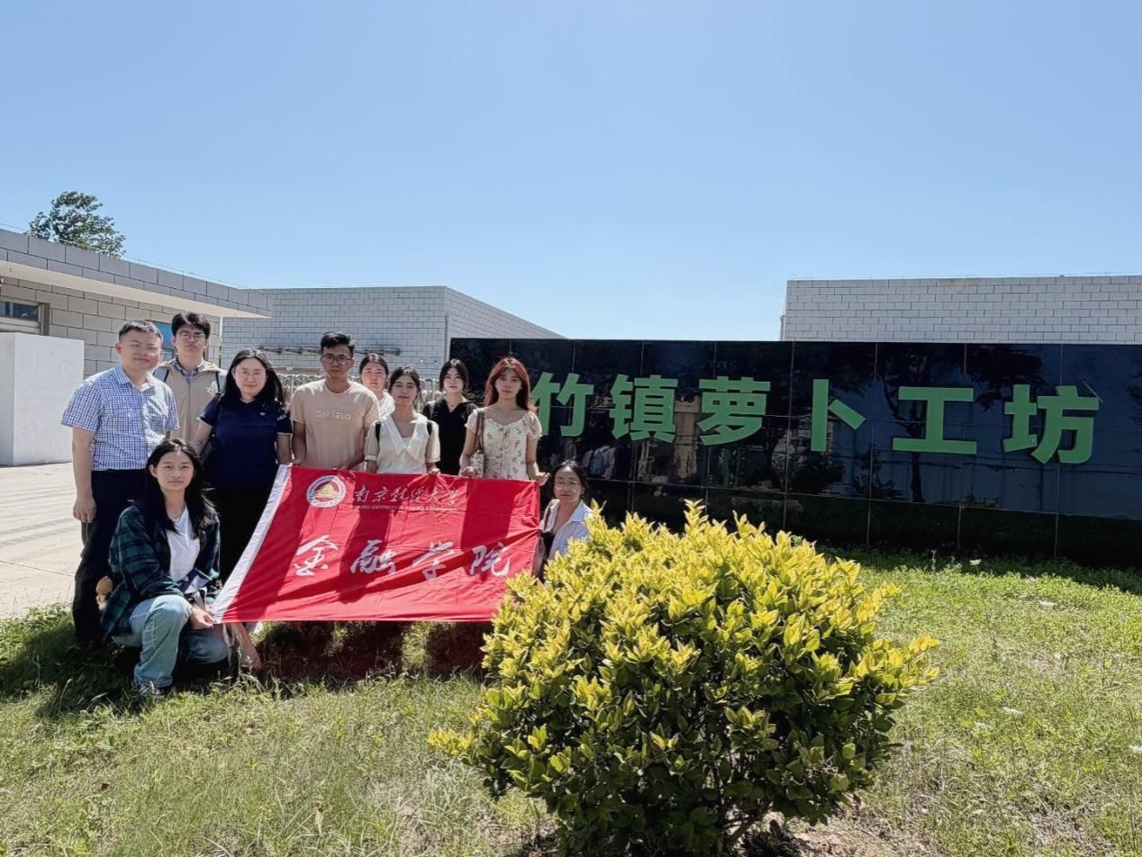 12图为负责人与团队成员合照。周诗惠供图