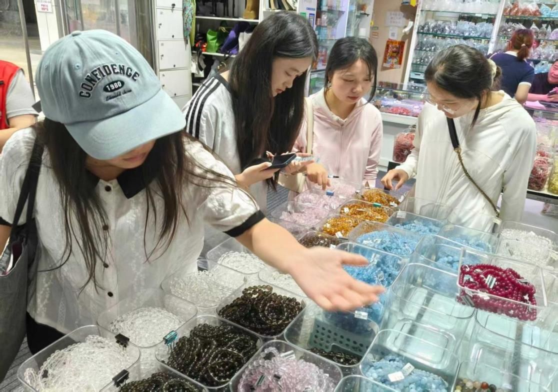 图为团队成员在水晶城实体店观察水晶货品，了解线下经营情况。荣慧供图_new