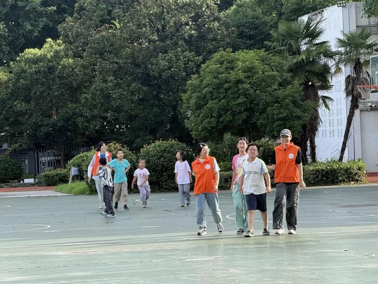 03图为志愿者陪孩子们进行体育锻炼。业婧萱供图