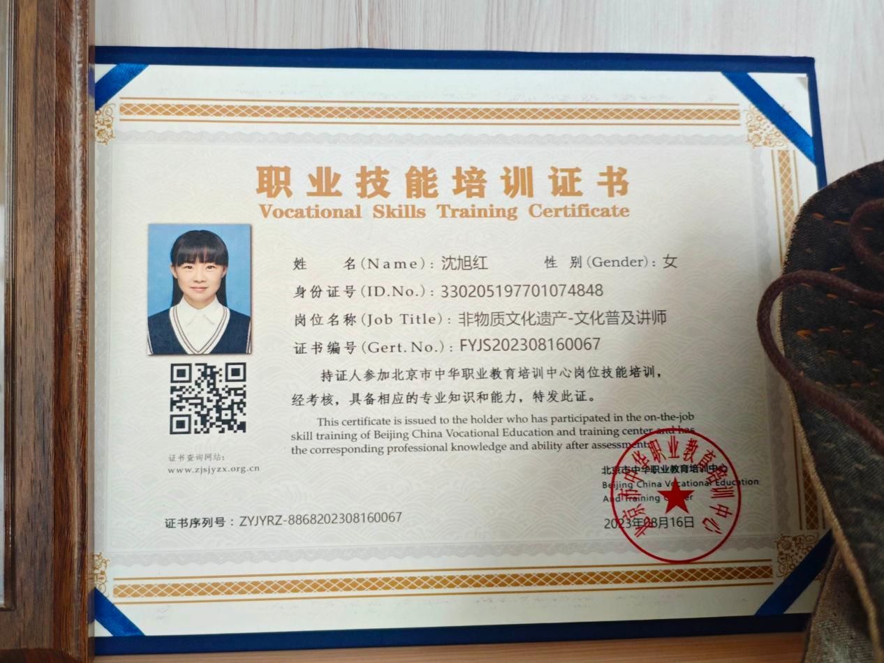 图片包含 人, 室内, 桌子, 小孩 AI 生成的内容可能不正确。