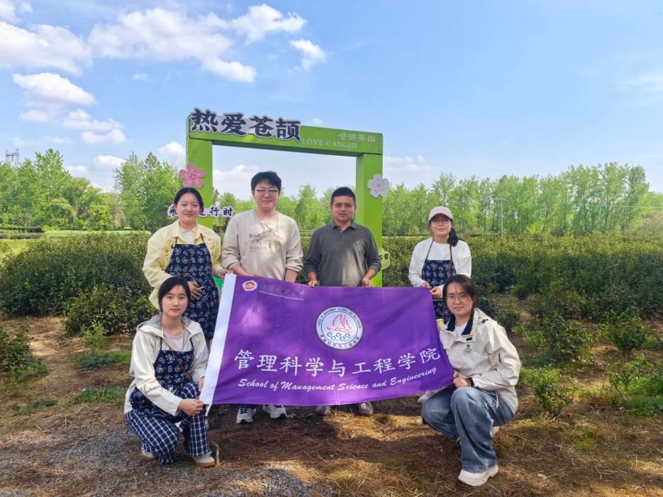 一群人站在草地上 AI 生成的内容可能不正确。