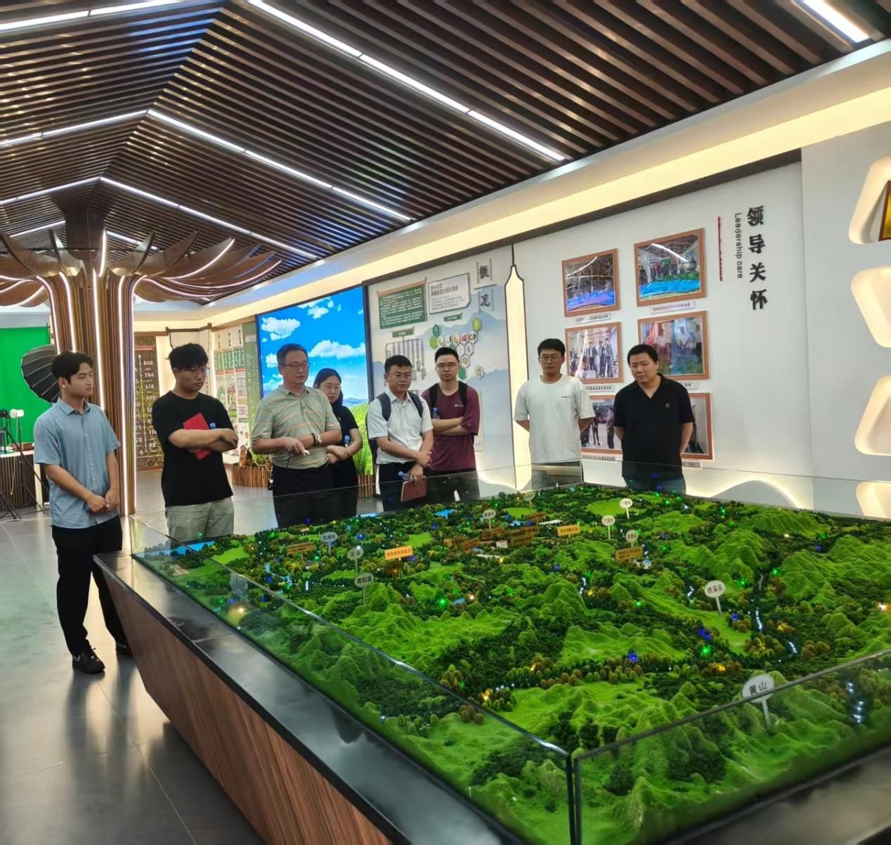 03图为负责人向团队成员介绍基本情况。胡诗滢供图