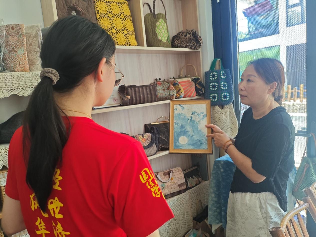 图片包含 人, 女人, 食物, 桌子 AI 生成的内容可能不正确。