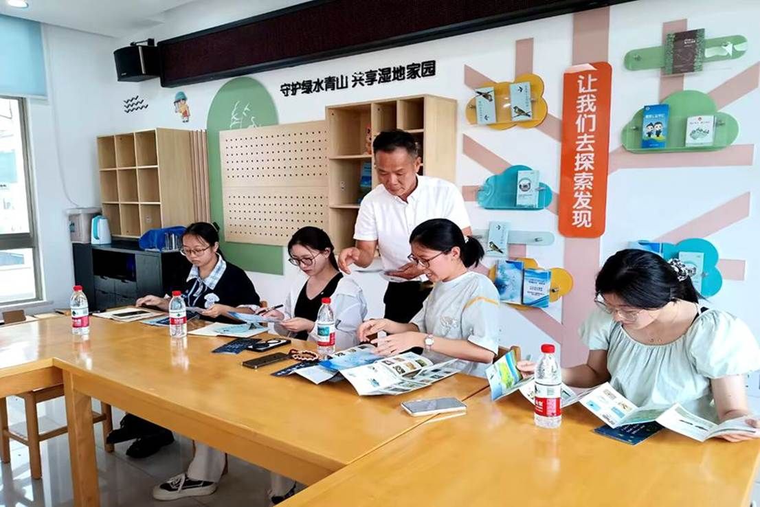 03 图为虞水溯源实践团成员认真倾听姚振新对于“科学放鱼“的介绍。黄小越 供图