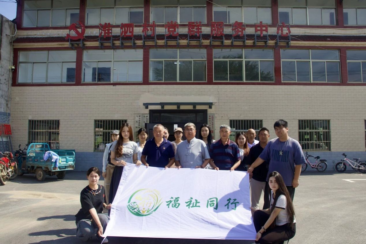 建筑前的广场上有许多人 AI 生成的内容可能不正确。