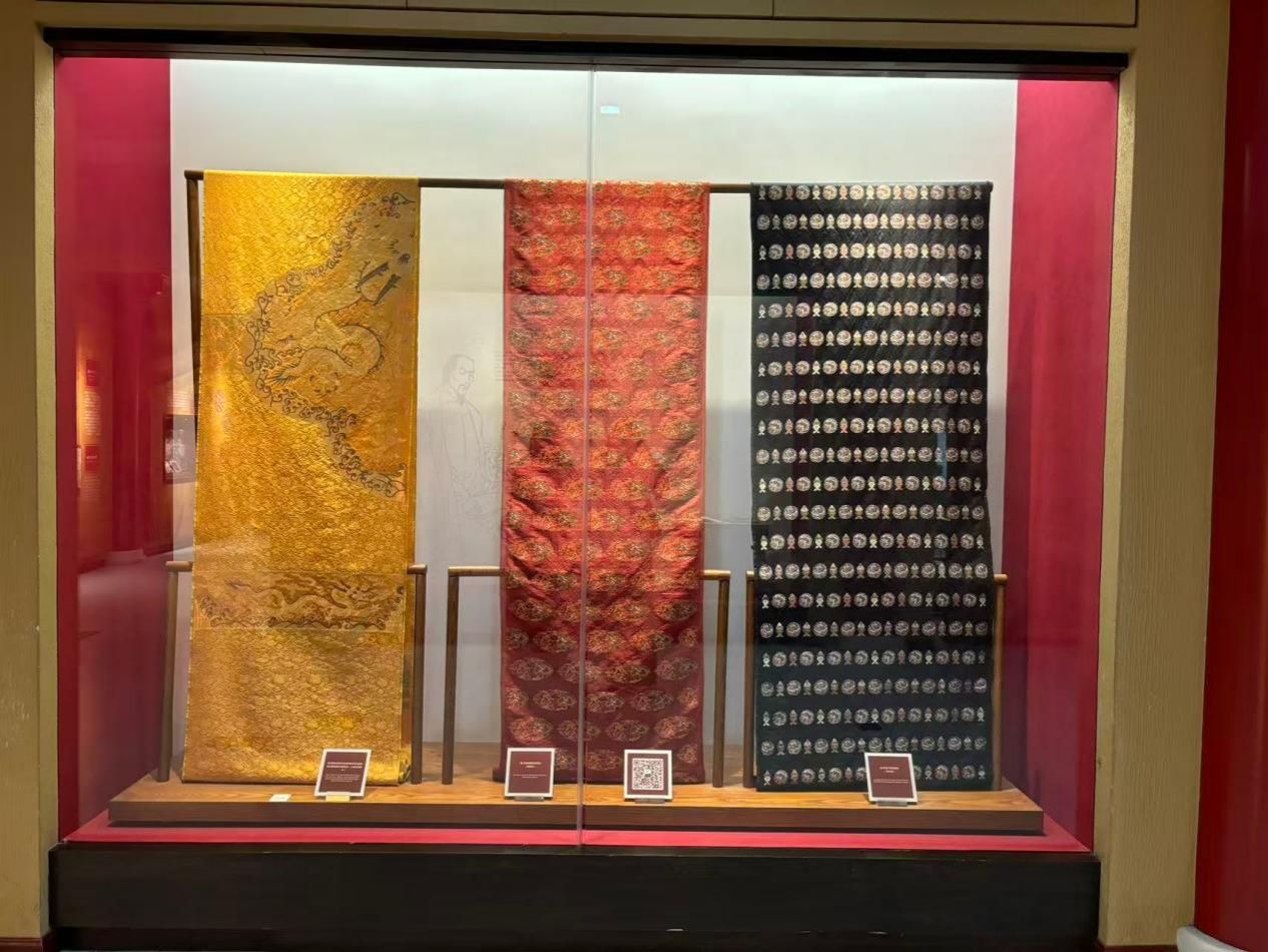 04 图为馆内展出的三件不同工艺与纹样的云锦面料,包括明黄色龙纹云锦、红色妆花锦缎等。杭鑫 供图