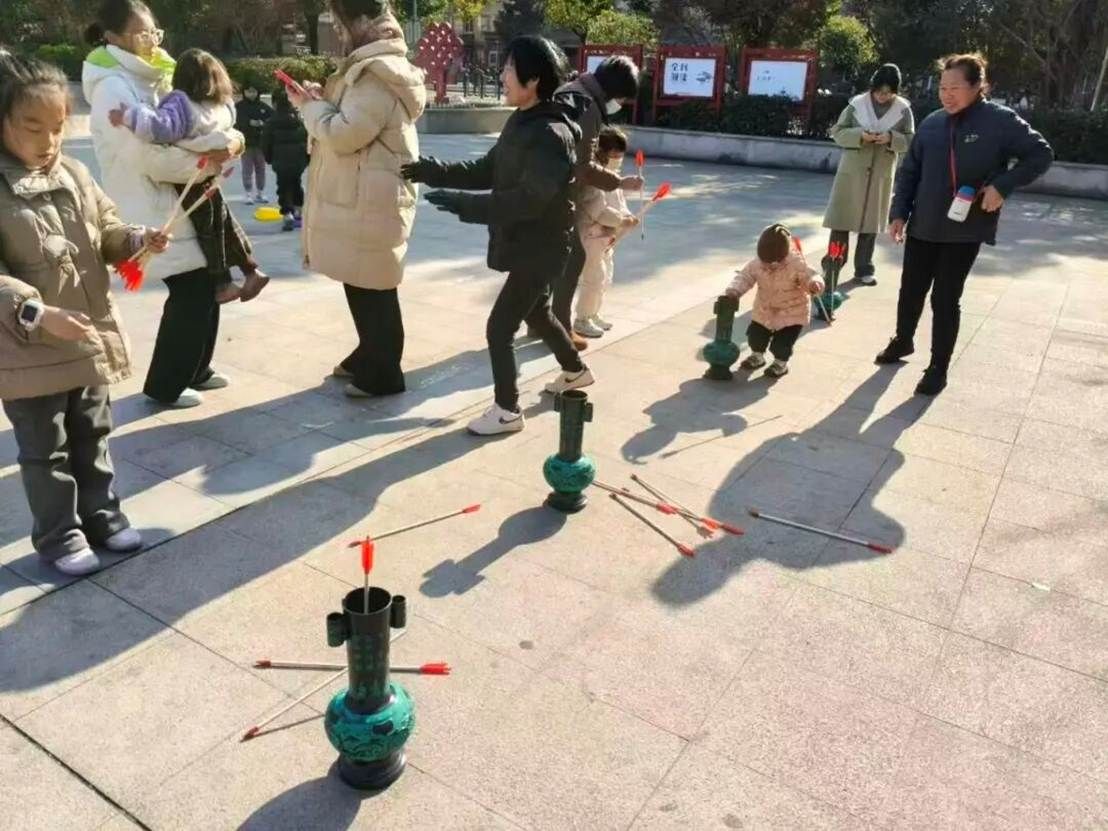 小孩们在街道上走AI 生成的内容可能不正确。