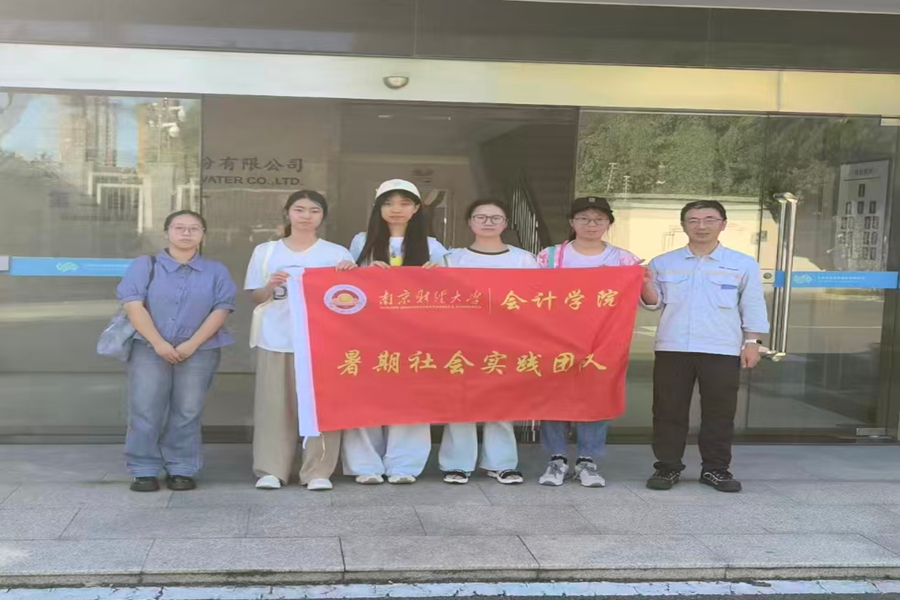 03 图为团队成员与负责人的合影。黄小越 供图