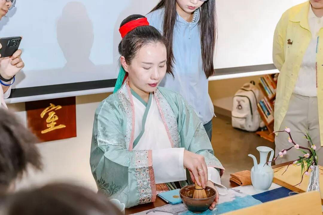图为团队成员跟随丁爱华老师学习点茶 刘梓仪供图