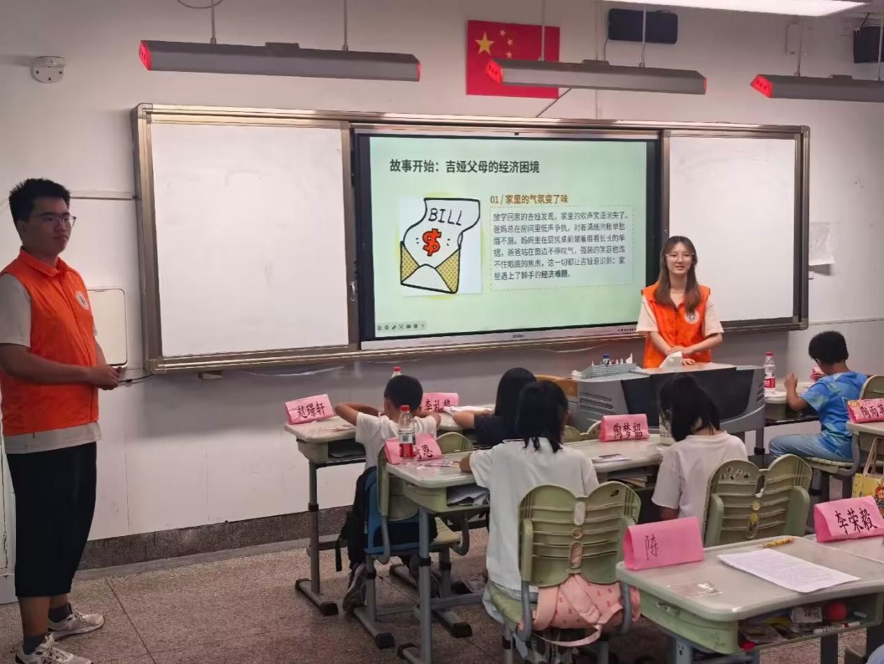 15图为志愿者结合《小狗钱钱》内容引入课堂。黄思乔供图