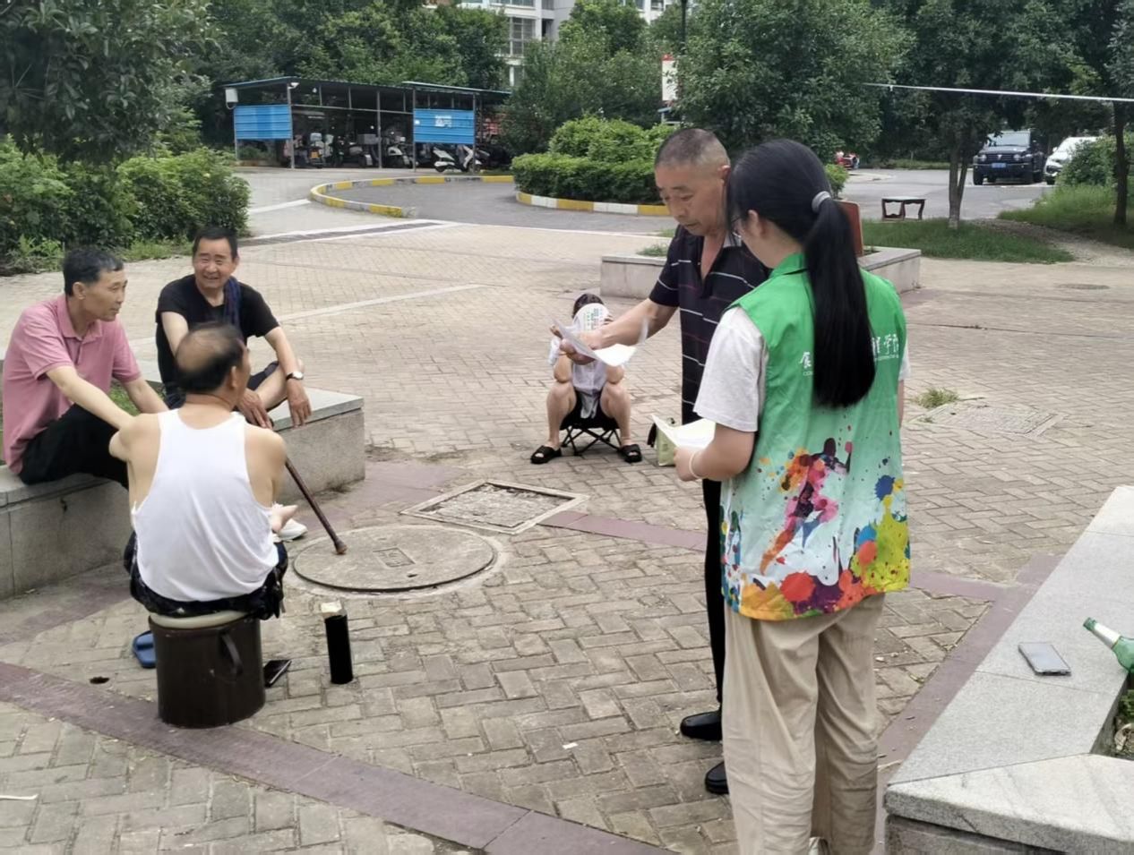图为实践队员在广场发宣传单 蒯星玥供图.png