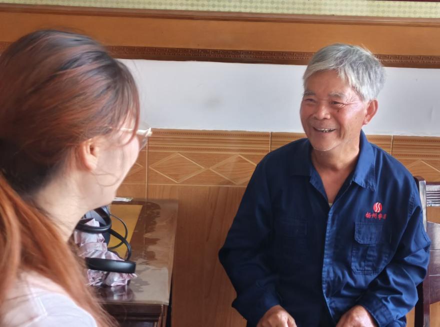 桌子上有几个女人在厨房里 AI 生成的内容可能不正确。