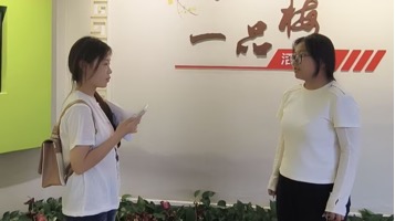 图为团队成员采访游客朱女士 周舒妍 供图