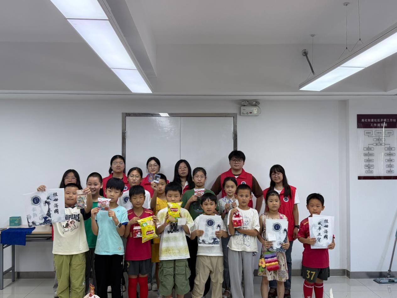 图为志愿者和小朋友合照
