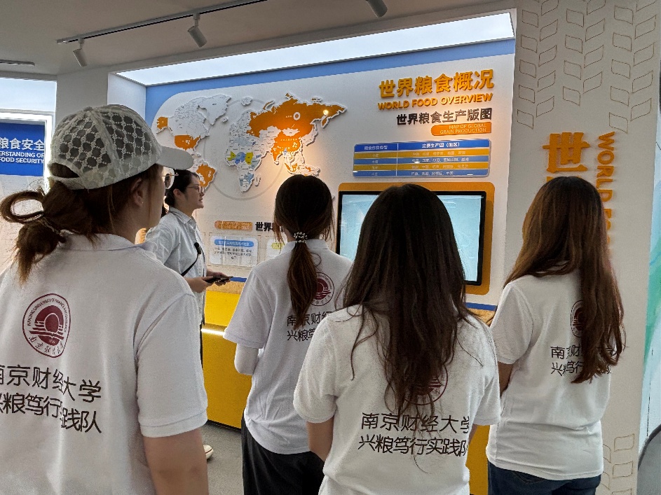 图片包含 人, 食物, 站, 人们 AI 生成的内容可能不正确。