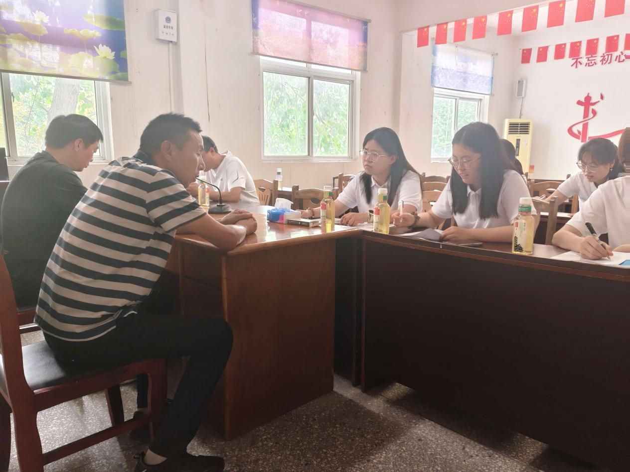 团队成员与种粮户葛老板交流