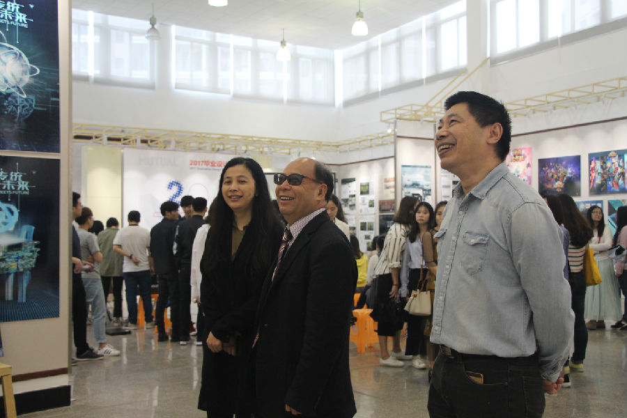 王校长观展.JPG