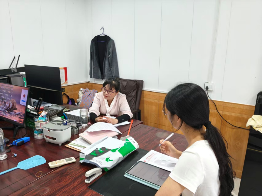 图片包含 室内, 人, 桌子, 女人 AI 生成的内容可能不正确。