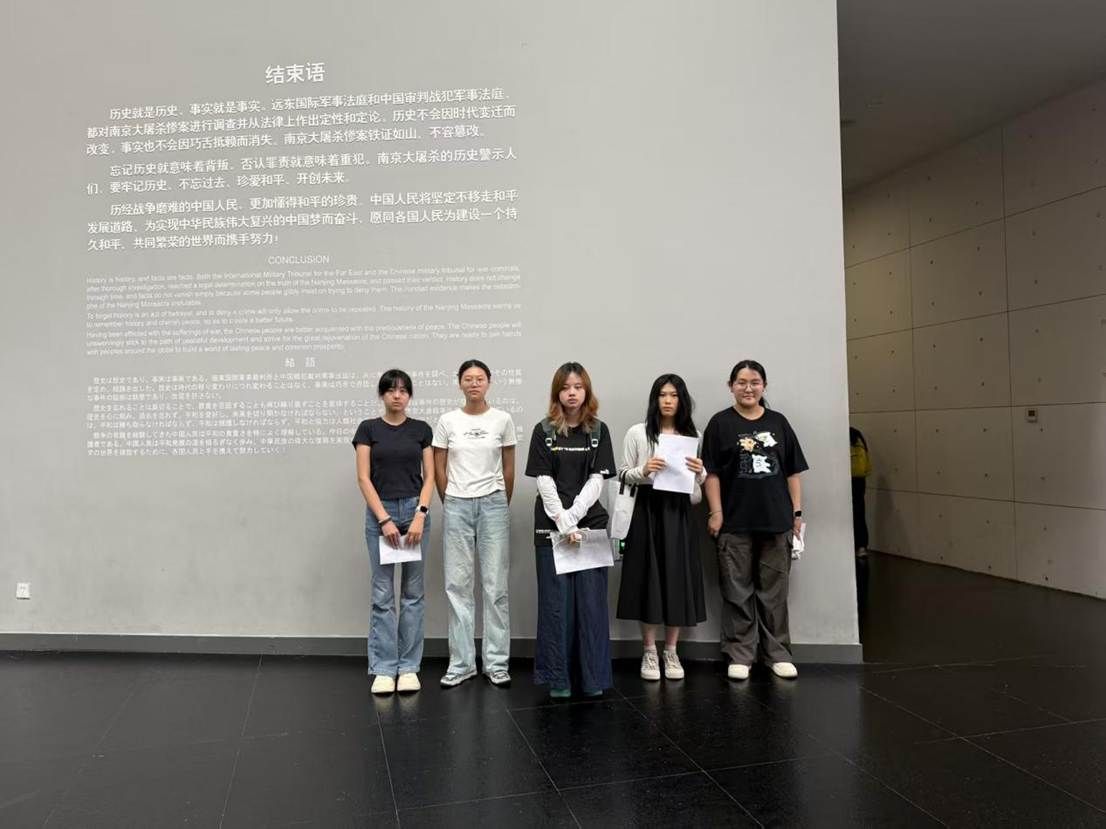 图为团队队员在纪念馆参访。宋熙妍 供图