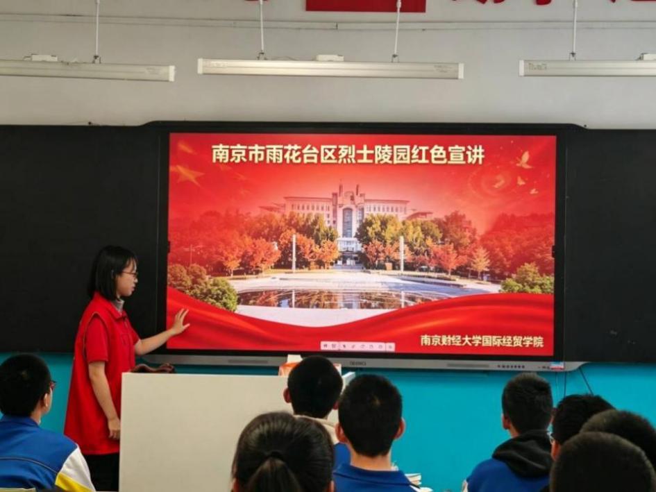 图为团队成员进校宣讲 司卿源供图